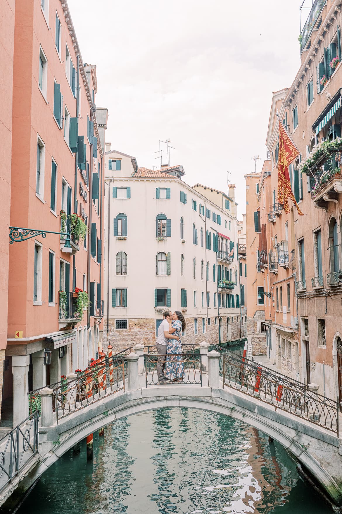 Pärchen kuschelt und spaziert durch Venedig