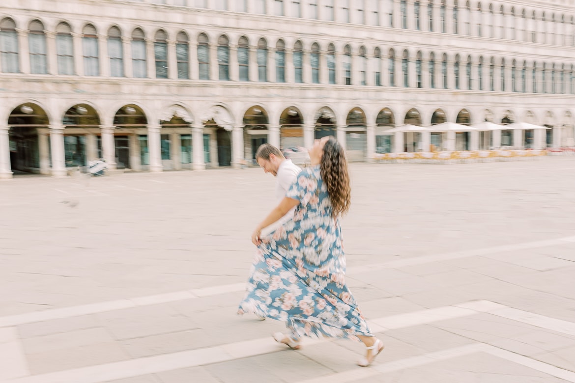 Pärchen läuft über den Markusplatz in Venedig