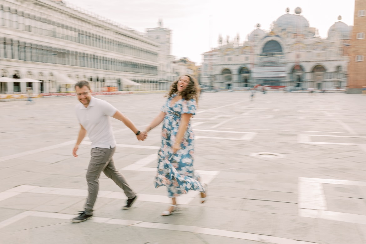 Pärchen läuft über den Markusplatz in Venedig