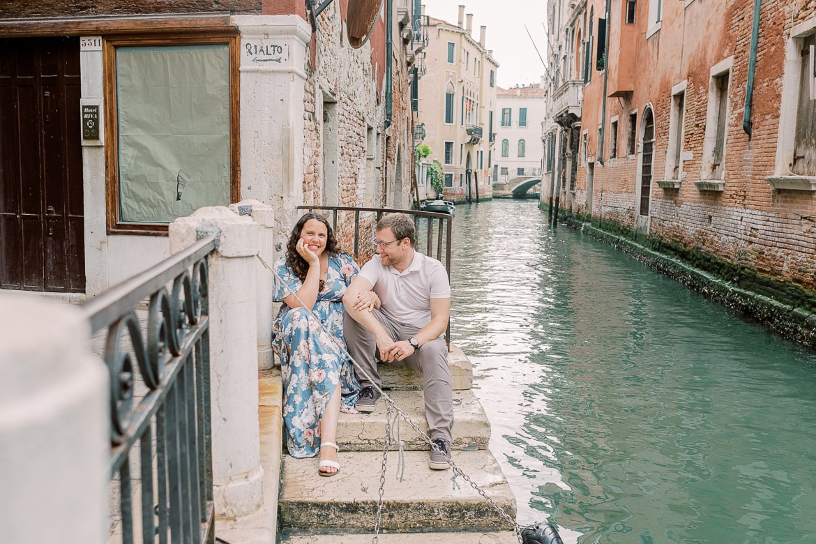 Pärchen kuschelt und spaziert durch Venedig