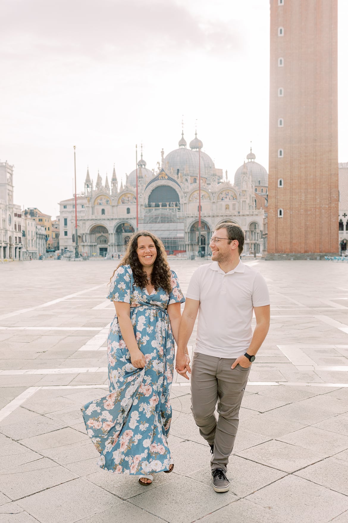 Pärchen läuft über den Markusplatz in Venedig