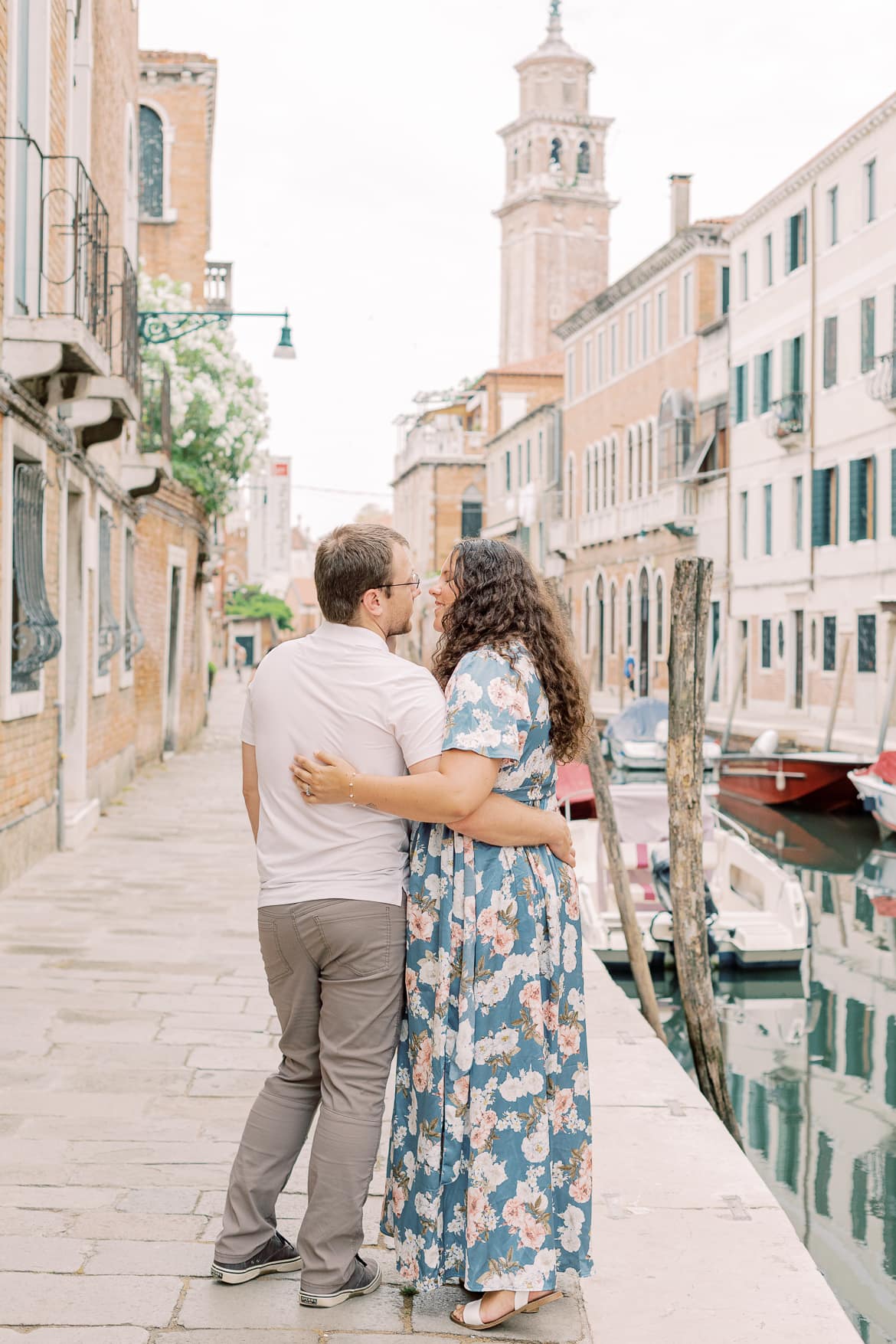 Pärchen kuschelt und spaziert durch Venedig