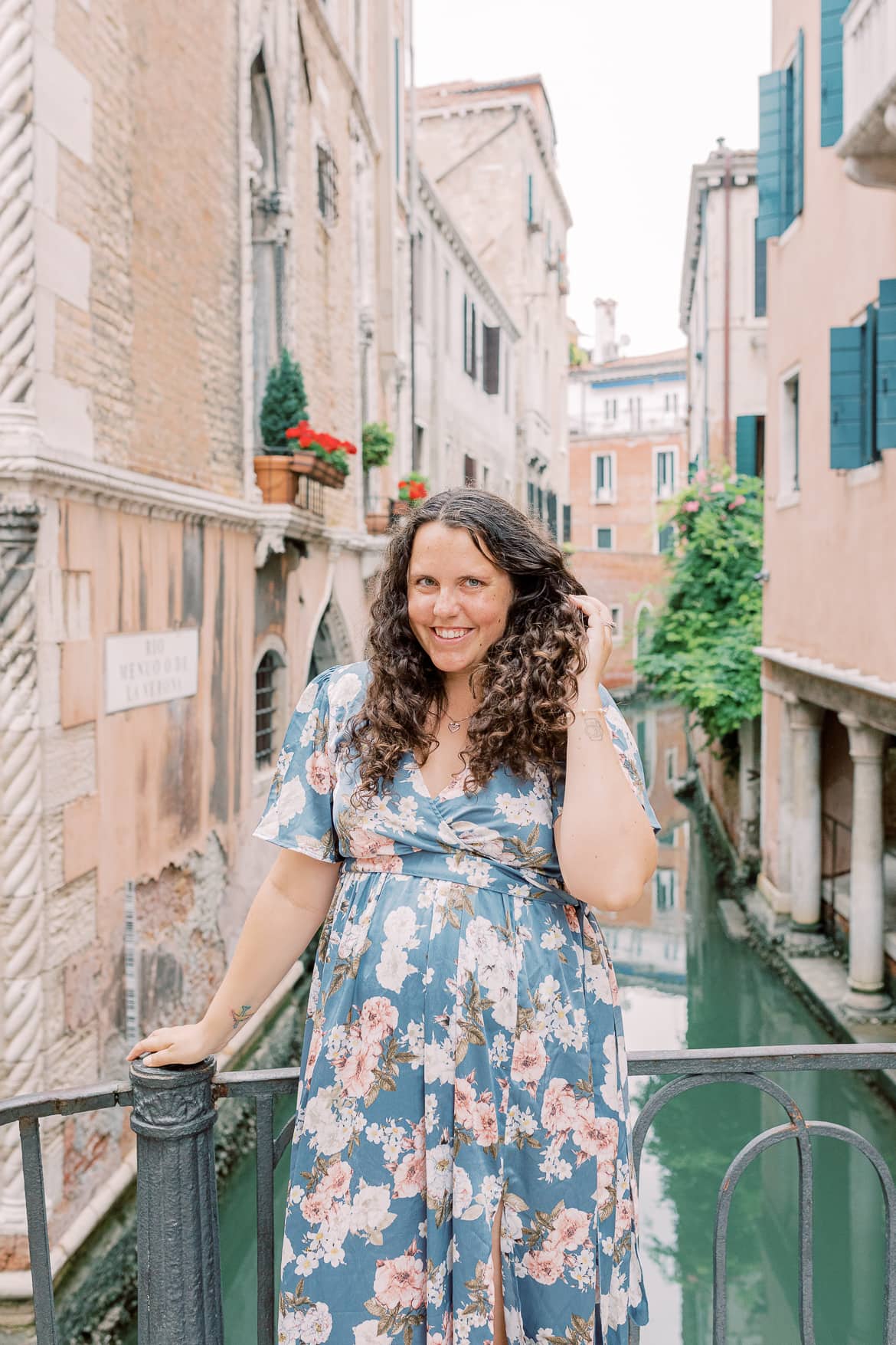 Frau steht auf einer Brücke in Venedig