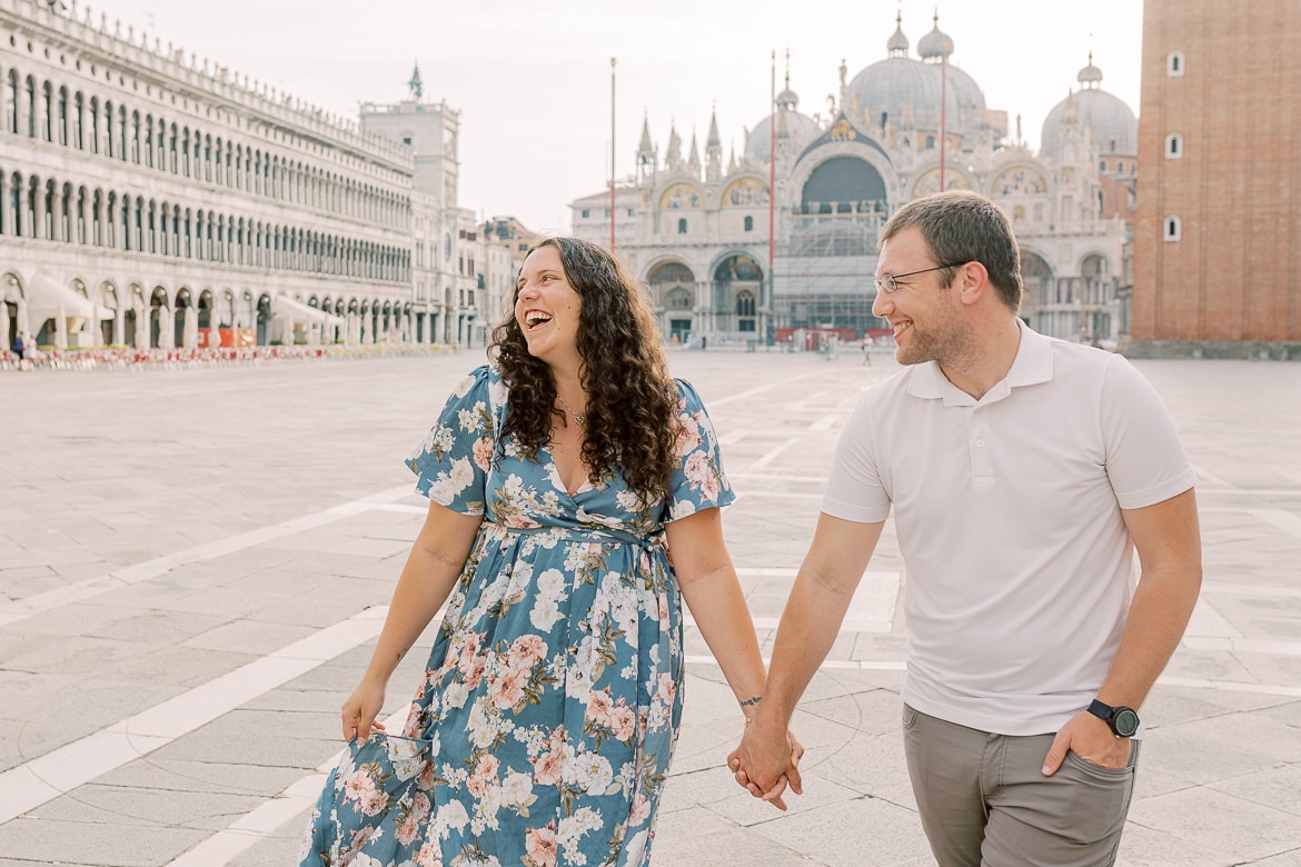 Pärchen läuft über den Markusplatz in Venedig