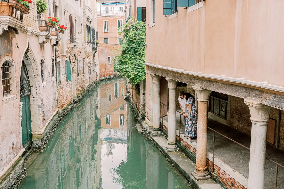 Pärchen kuschelt und spaziert durch Venedig