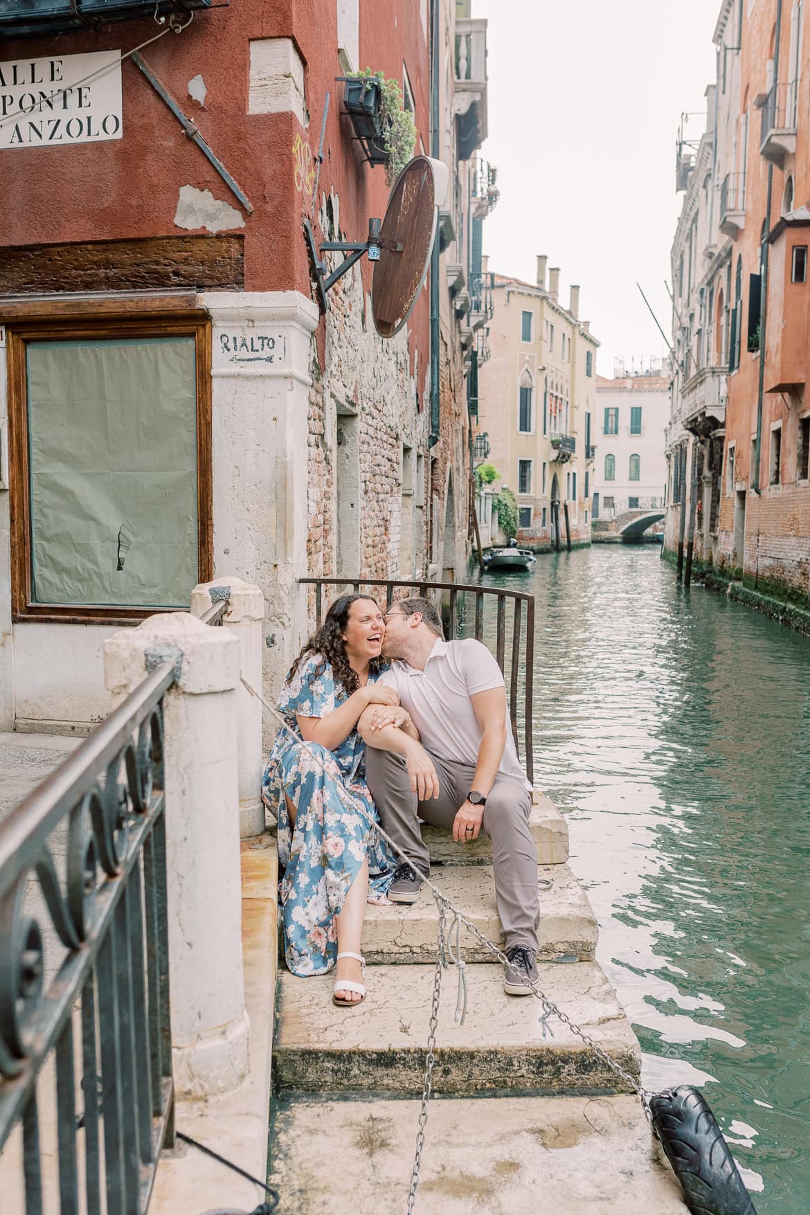 Pärchen kuschelt und spaziert durch Venedig