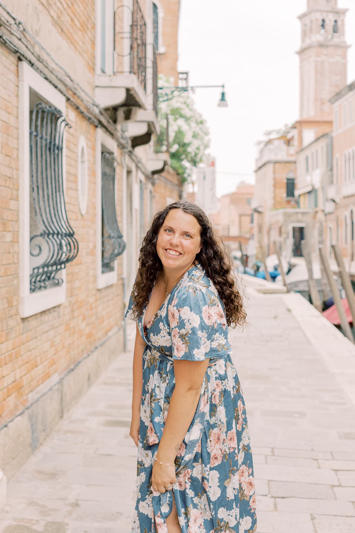 Frau lacht in Venedig in die Kamera