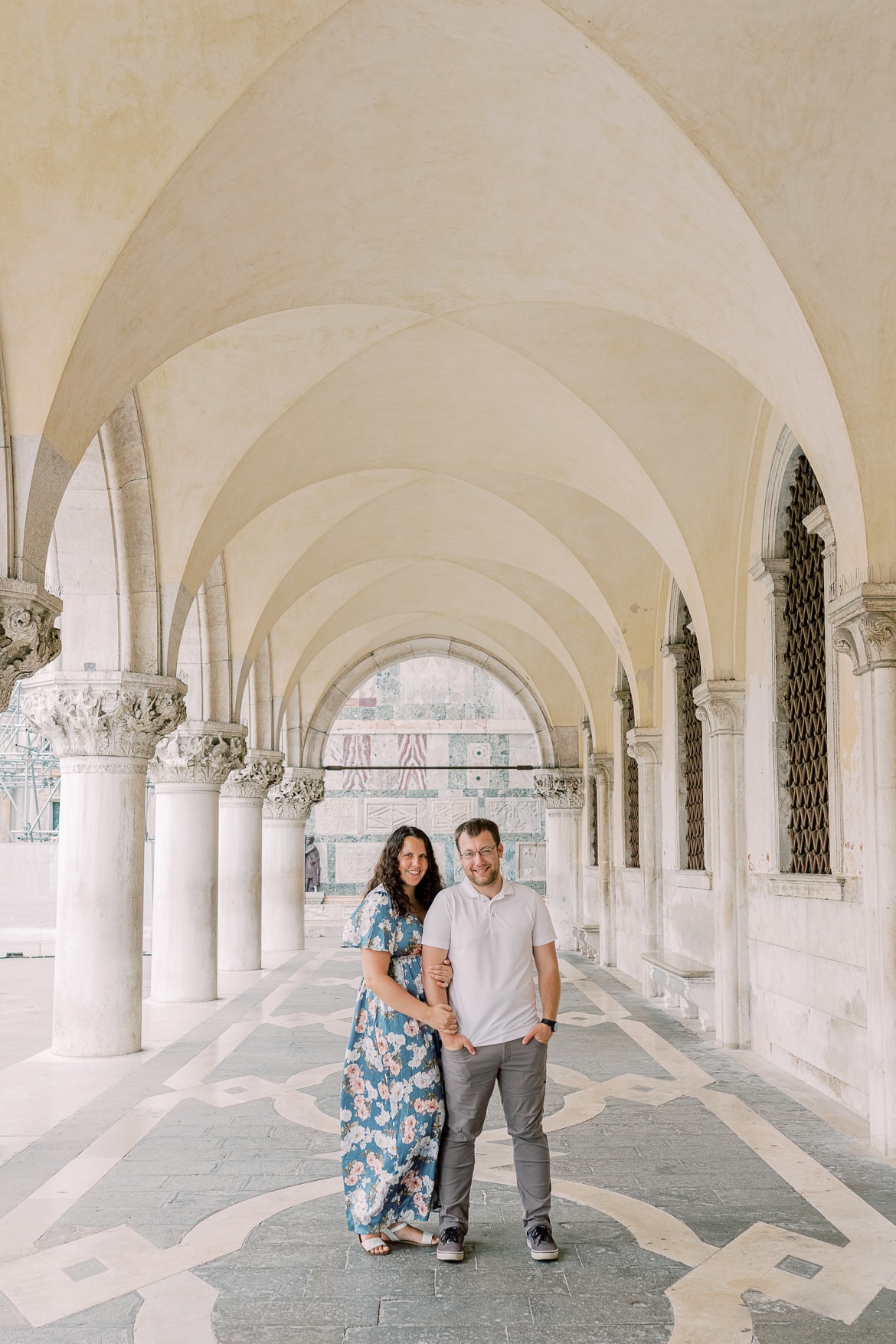 Pärchen kuschelt und spaziert durch Venedig