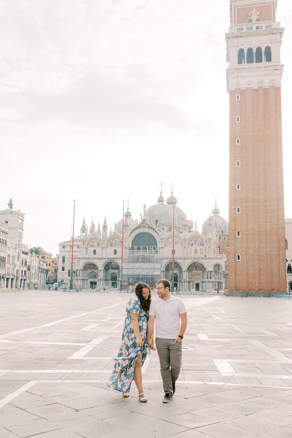 Pärchen läuft über den Markusplatz in Venedig