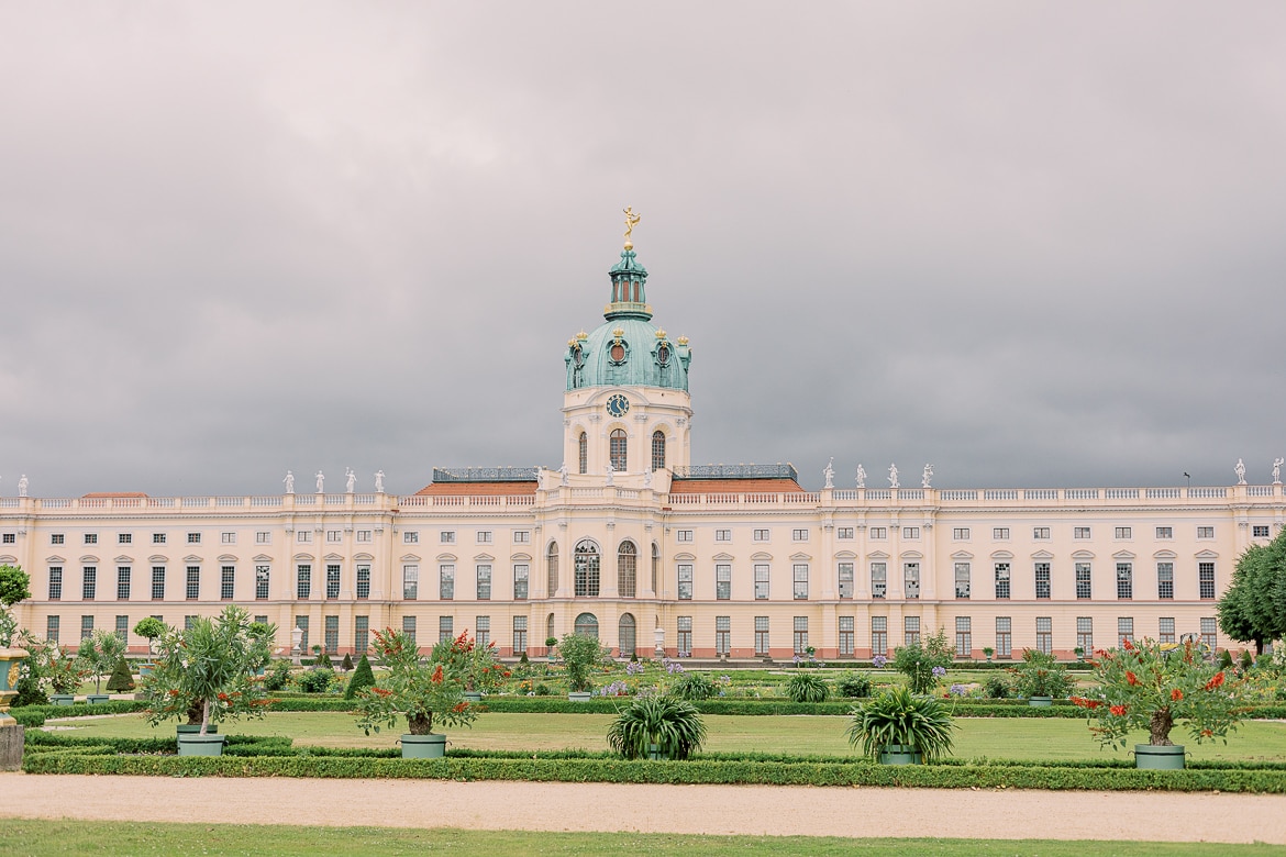 Schloss Charlottenburg mit Gewitterwolken