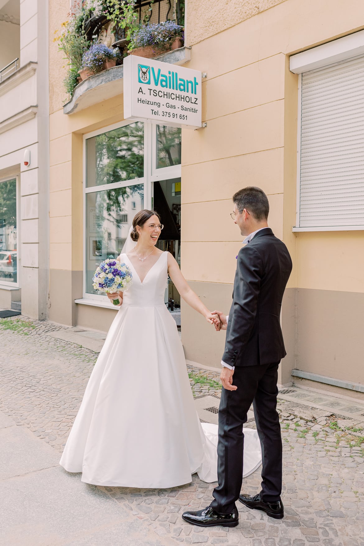 Braut hält Hand vom Bräutigam und lacht ihn an