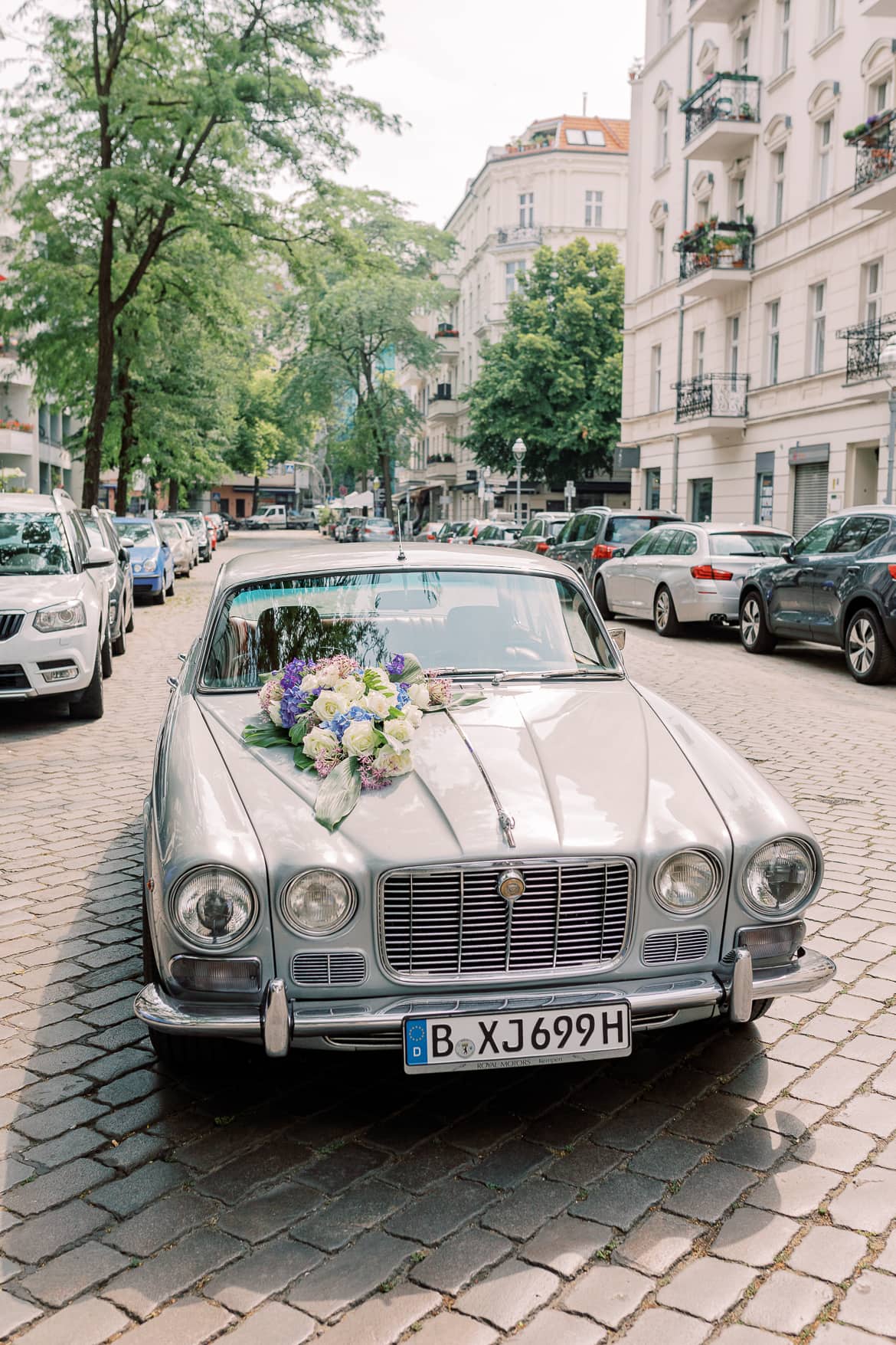 Oldtimer zur Hochzeit in den Straßen Berlins