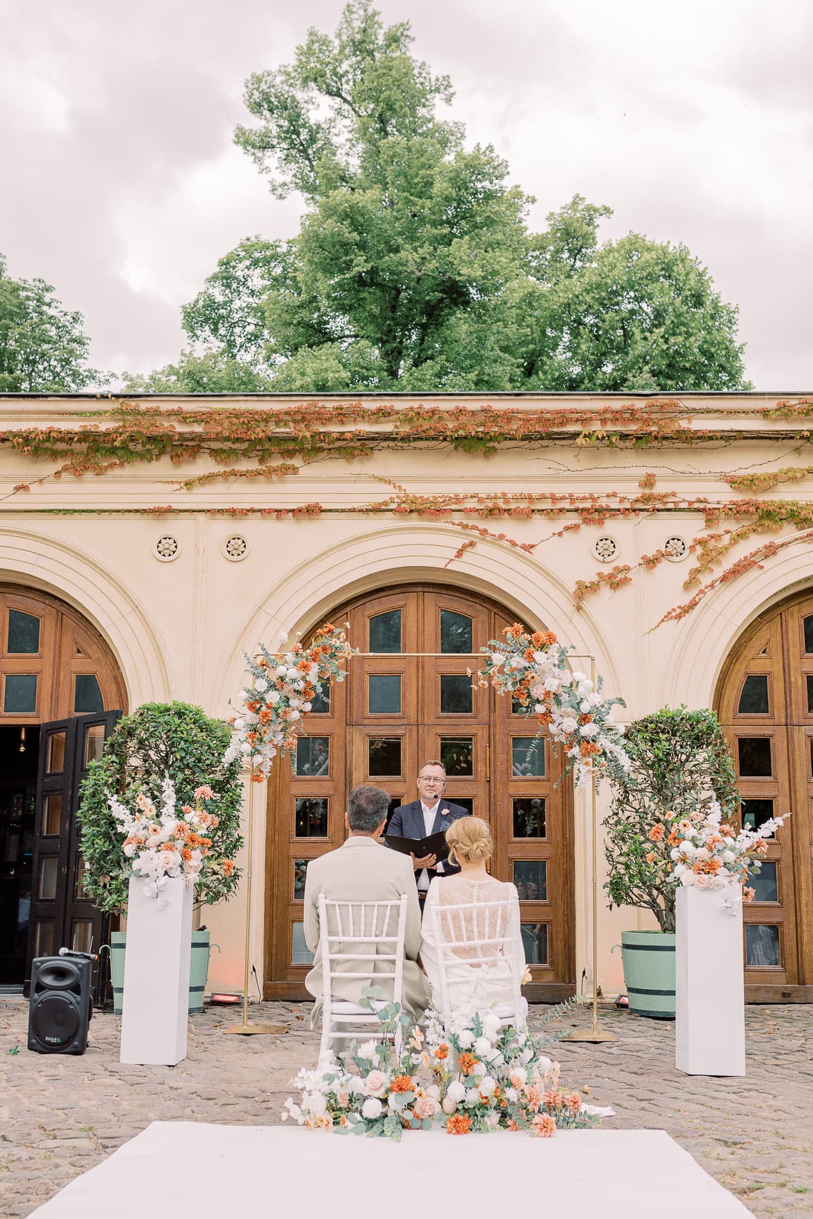 Braut und Bräutigam bei der freien Trauung im Schloss Glienicke