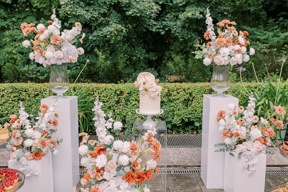 Elegant angerichtete Hochzeitstorte