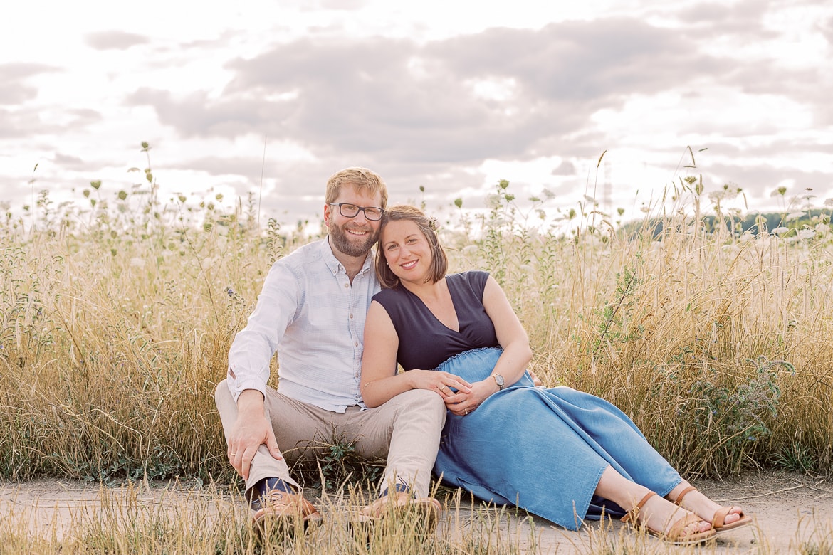 Babybauch Session zum Sonnenuntergang im Feld