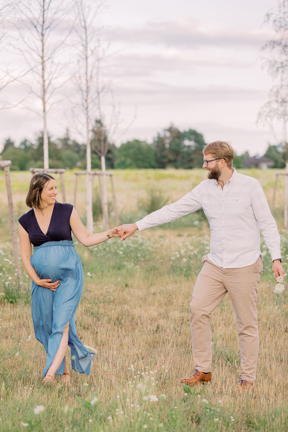 Babybauch Session zum Sonnenuntergang im Feld