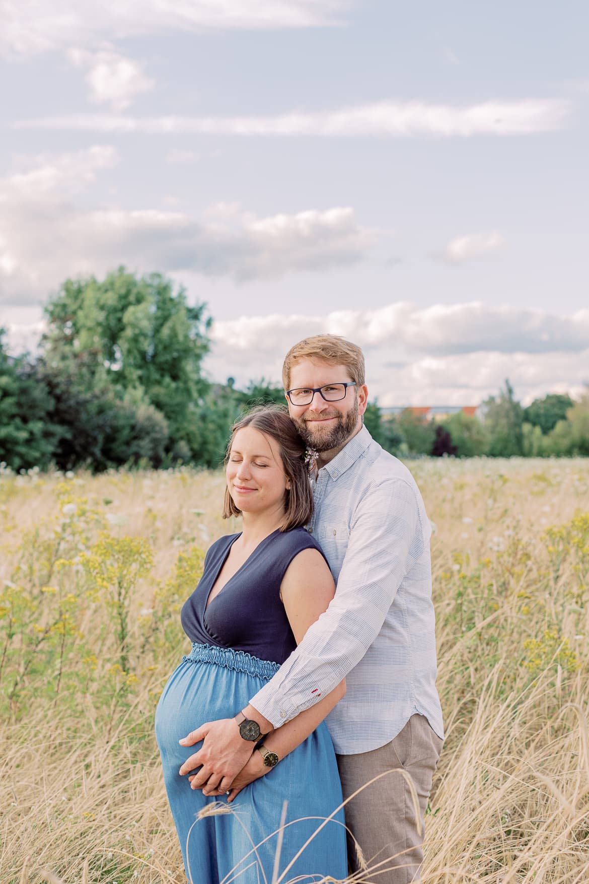 Babybauch Session zum Sonnenuntergang im Feld