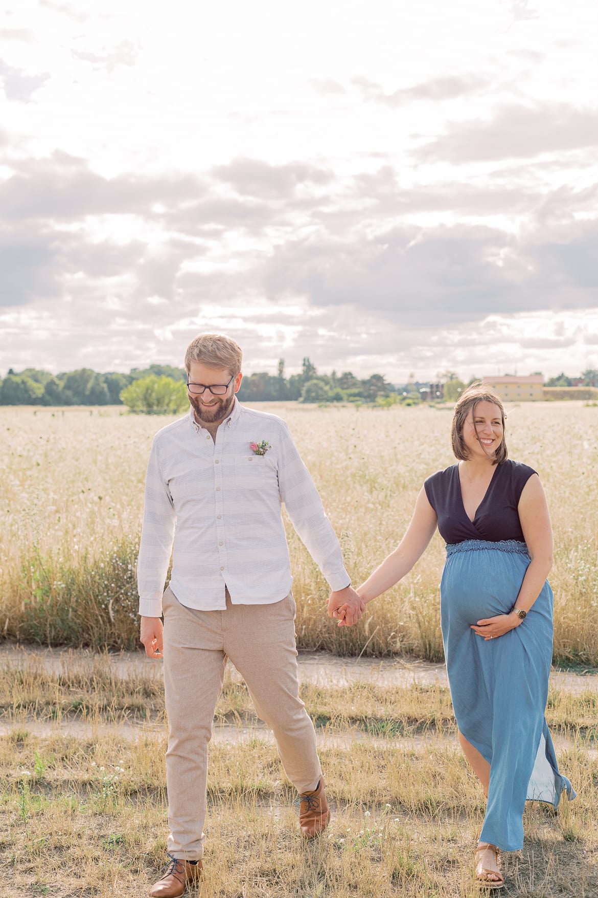 Babybauch Session zum Sonnenuntergang im Feld