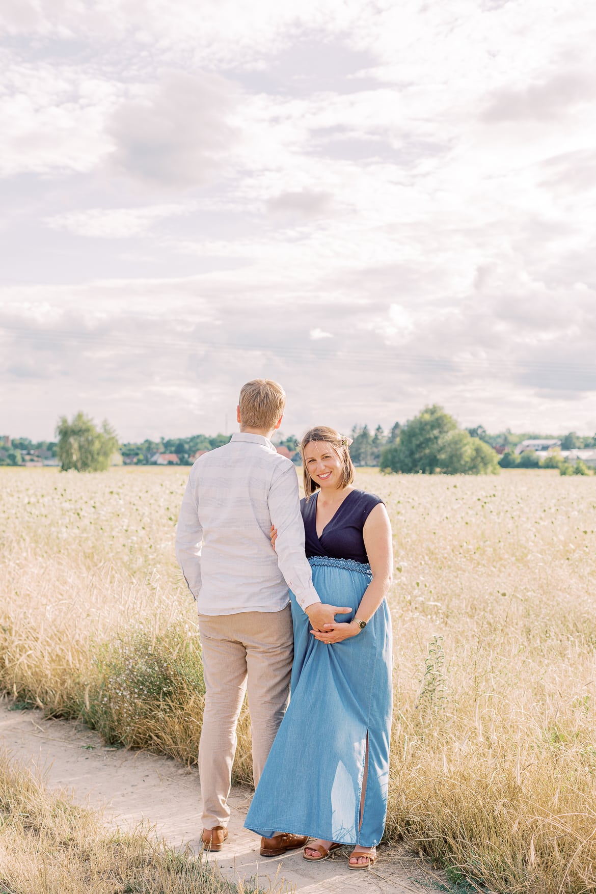 Babybauch Session zum Sonnenuntergang im Feld