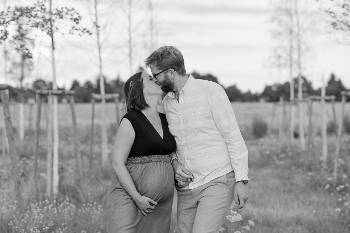 Babybauch Session zum Sonnenuntergang im Feld