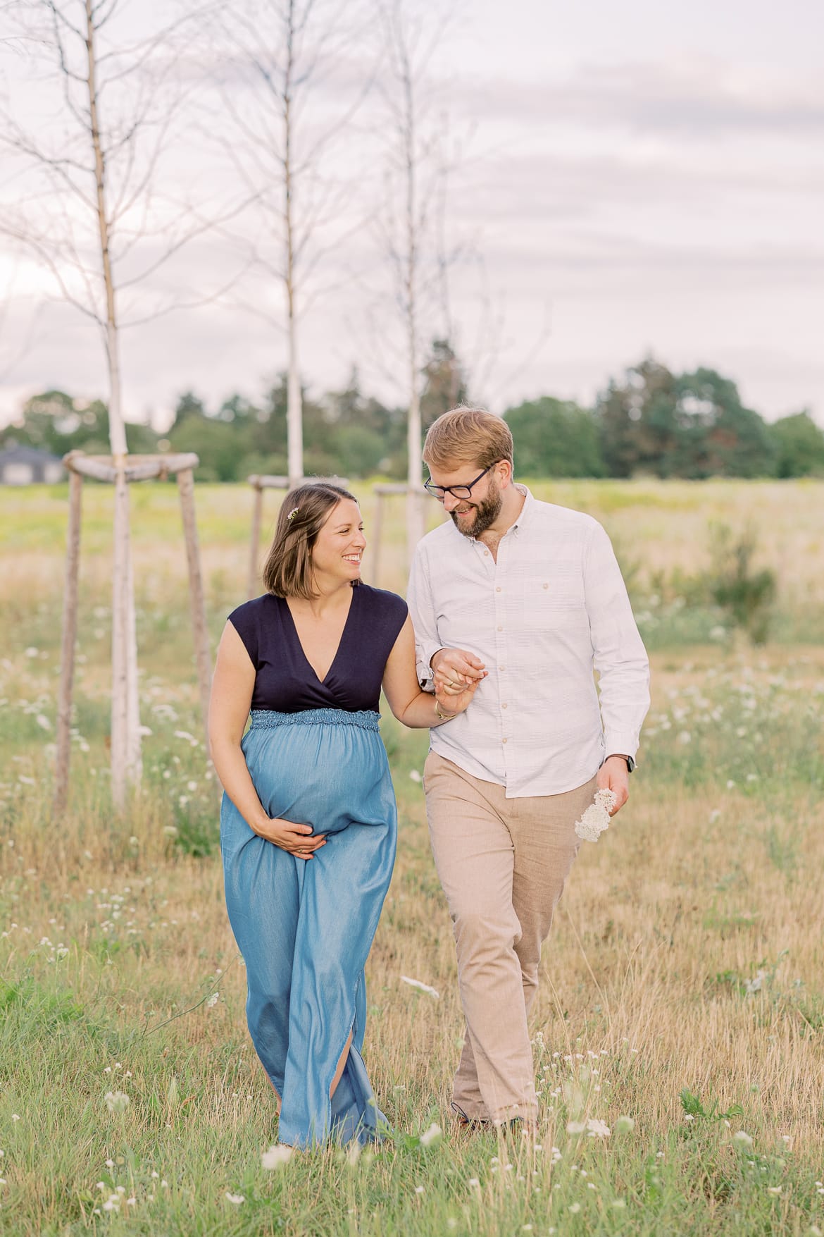 Babybauch Session zum Sonnenuntergang im Feld