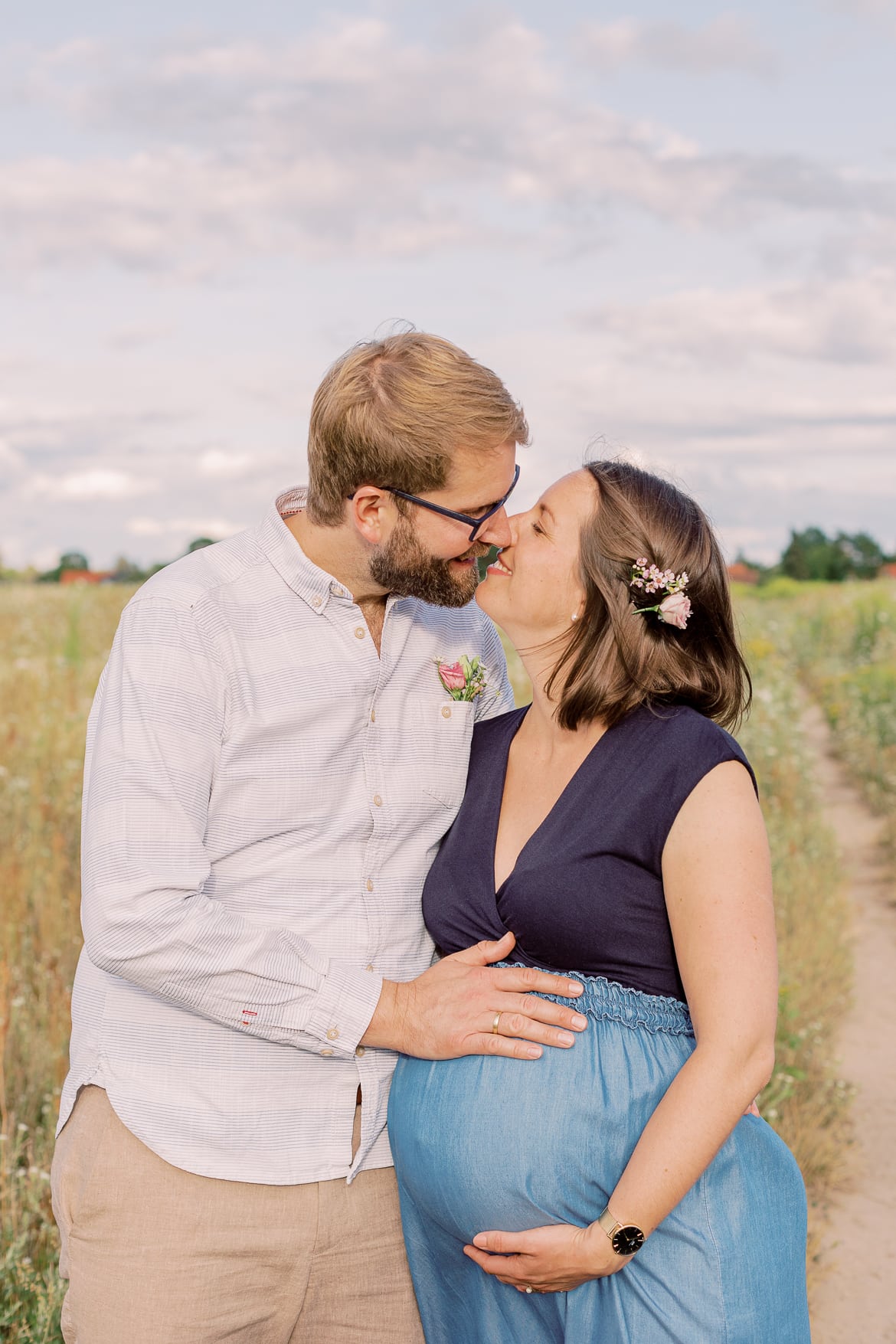 Babybauch Session zum Sonnenuntergang im Feld