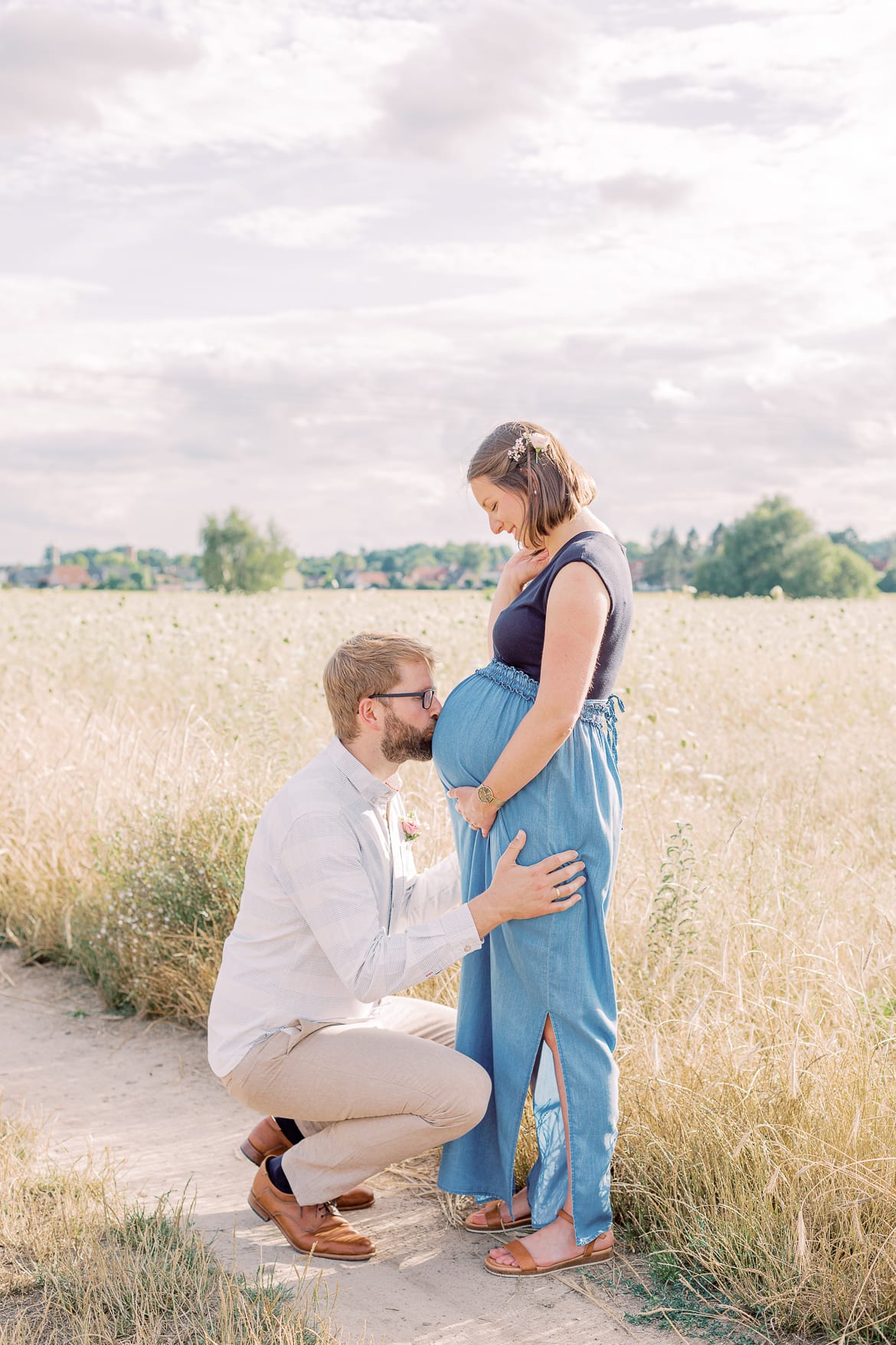 Babybauch Session zum Sonnenuntergang im Feld