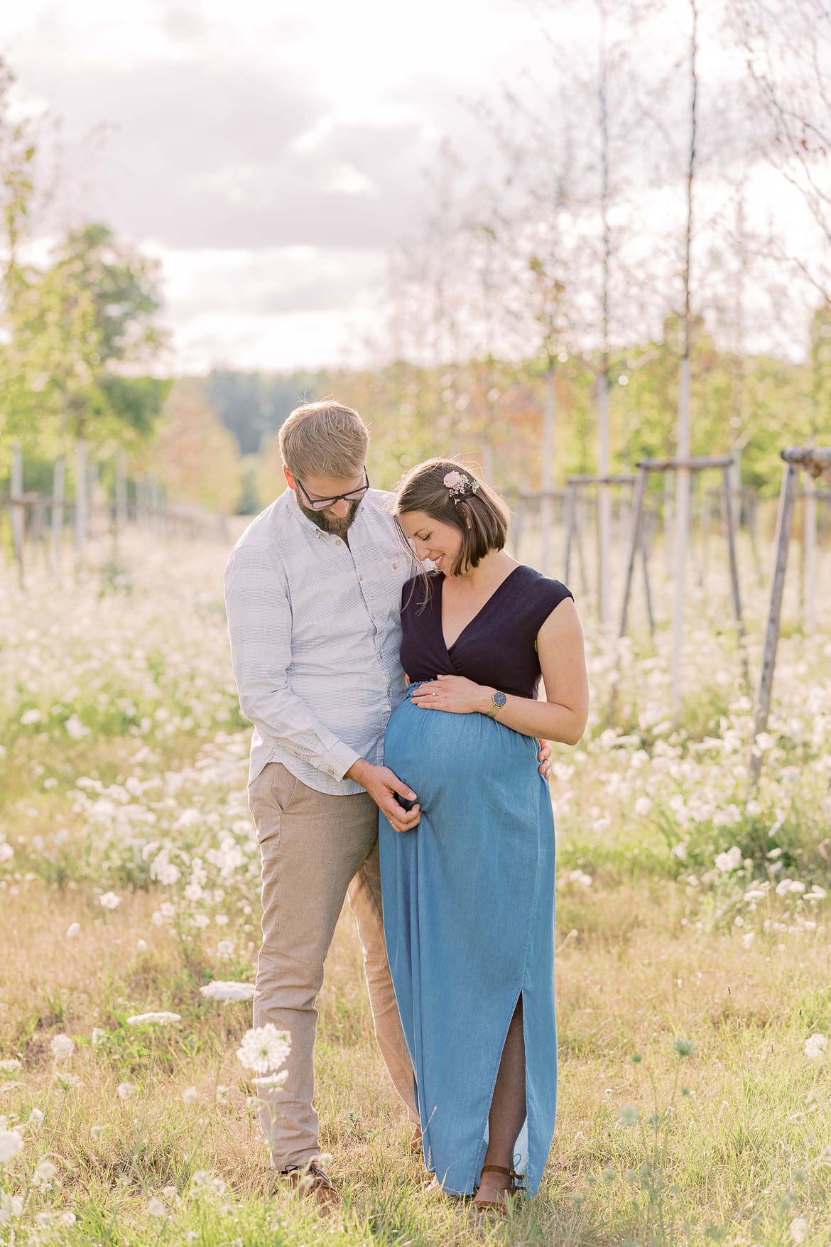 Babybauch Session zum Sonnenuntergang im Feld