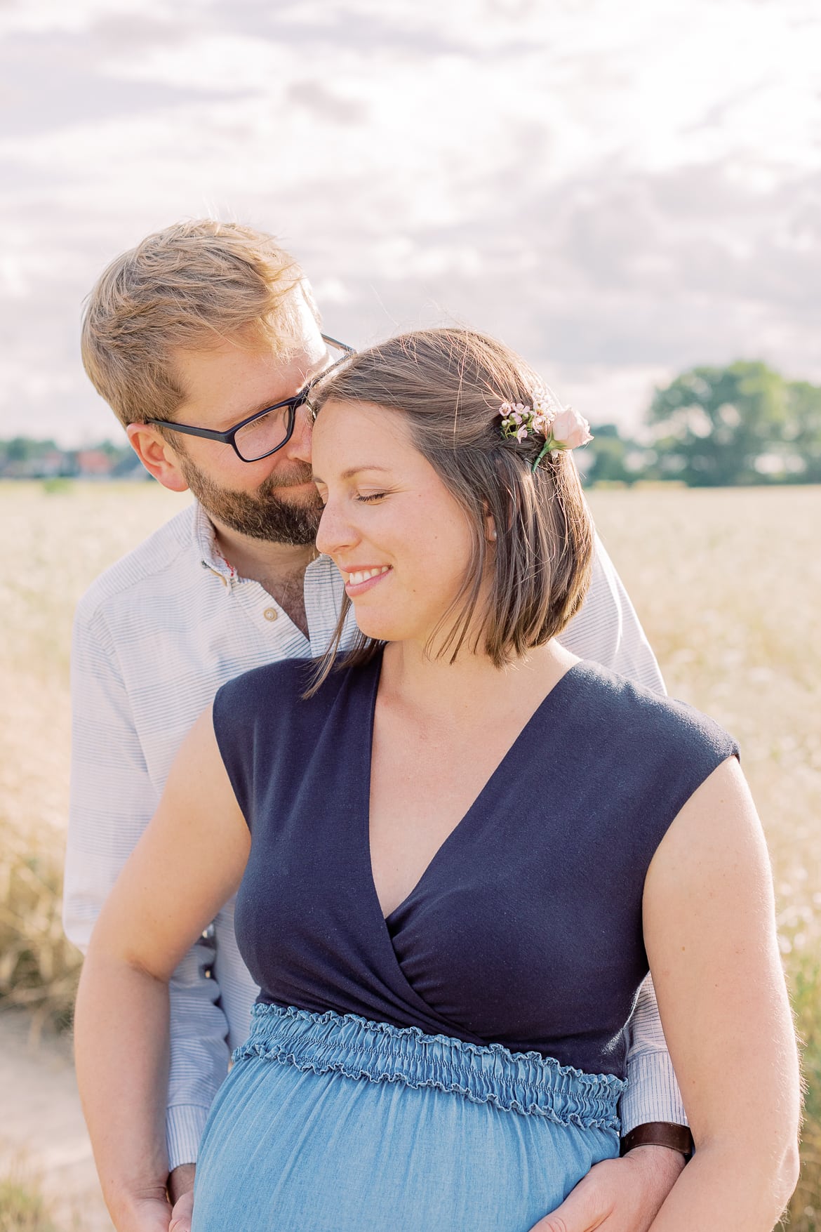 Babybauch Session zum Sonnenuntergang im Feld