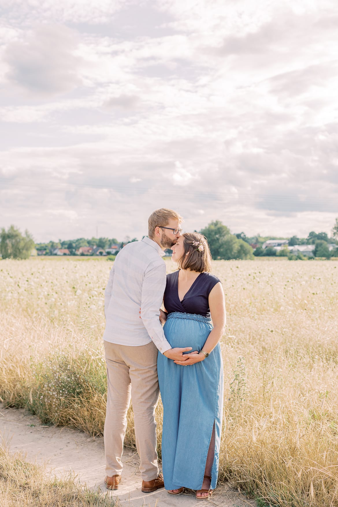 Babybauch Session zum Sonnenuntergang im Feld