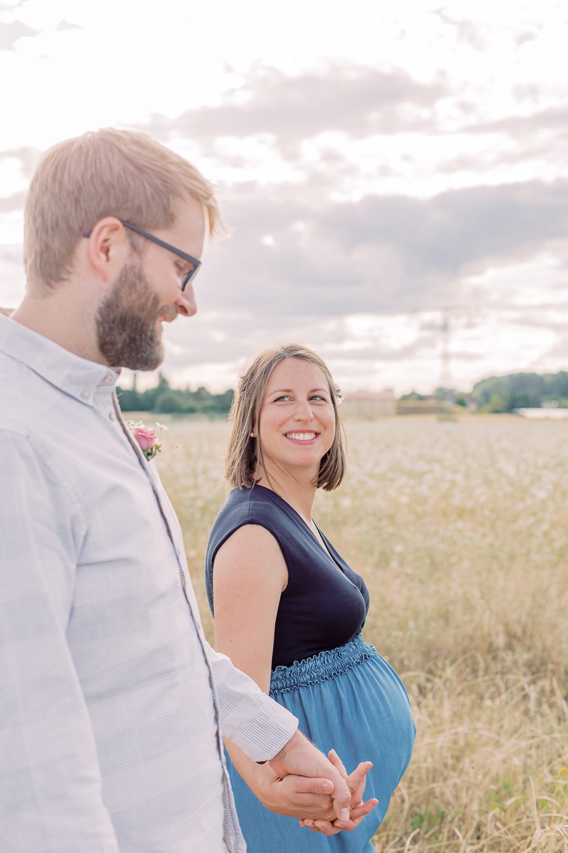 Babybauch Session zum Sonnenuntergang im Feld