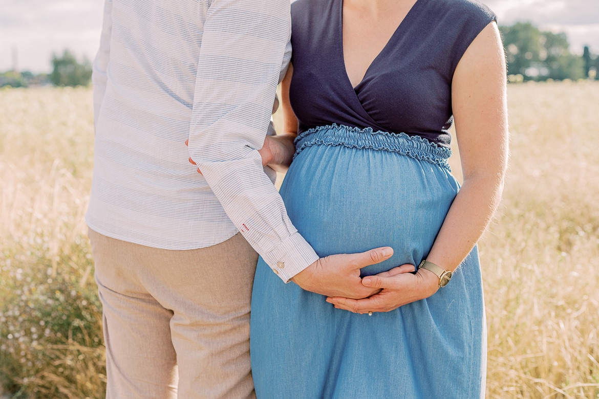 Babybauch Session zum Sonnenuntergang im Feld