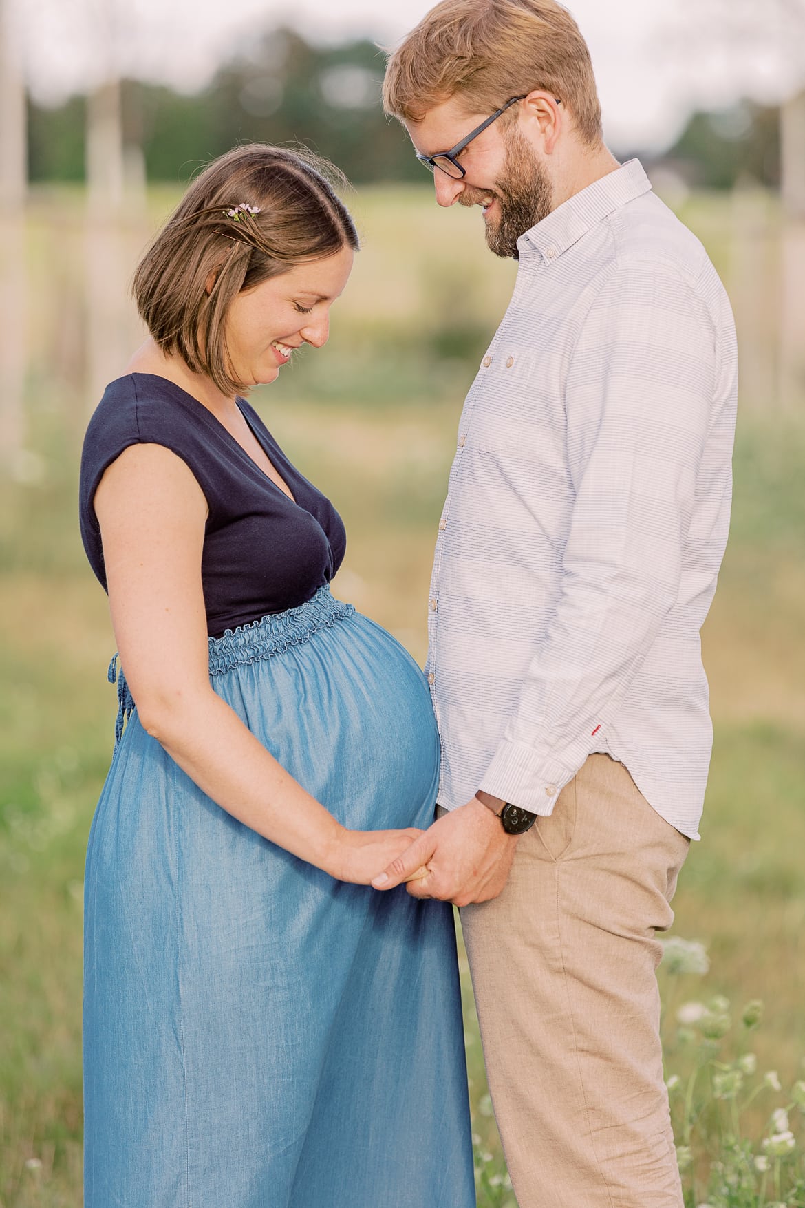 Babybauch Session zum Sonnenuntergang im Feld