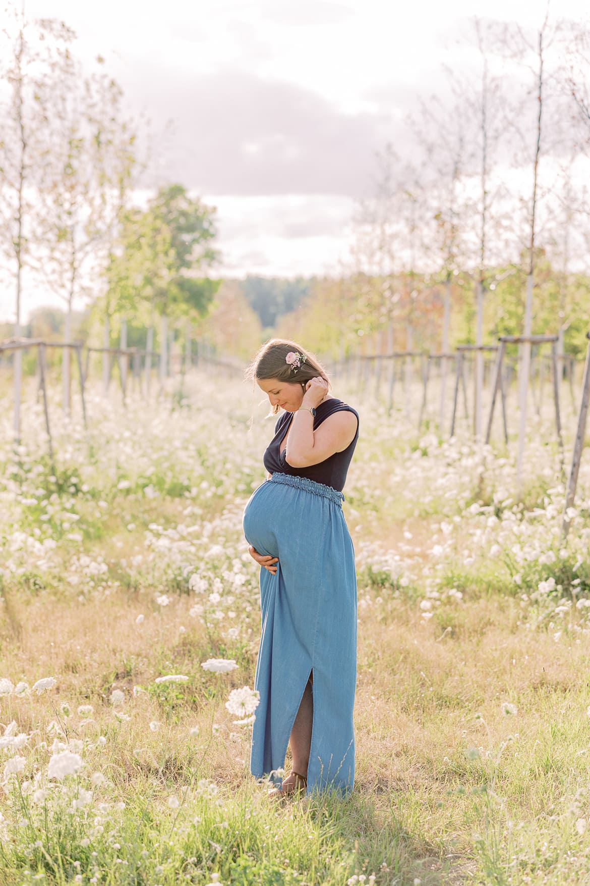 Babybauch Session zum Sonnenuntergang im Feld