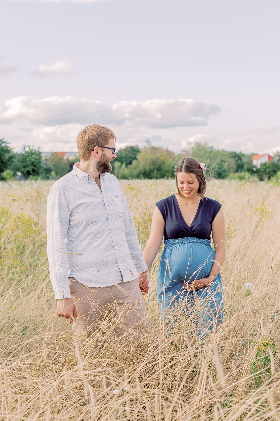 Babybauch Session zum Sonnenuntergang im Feld