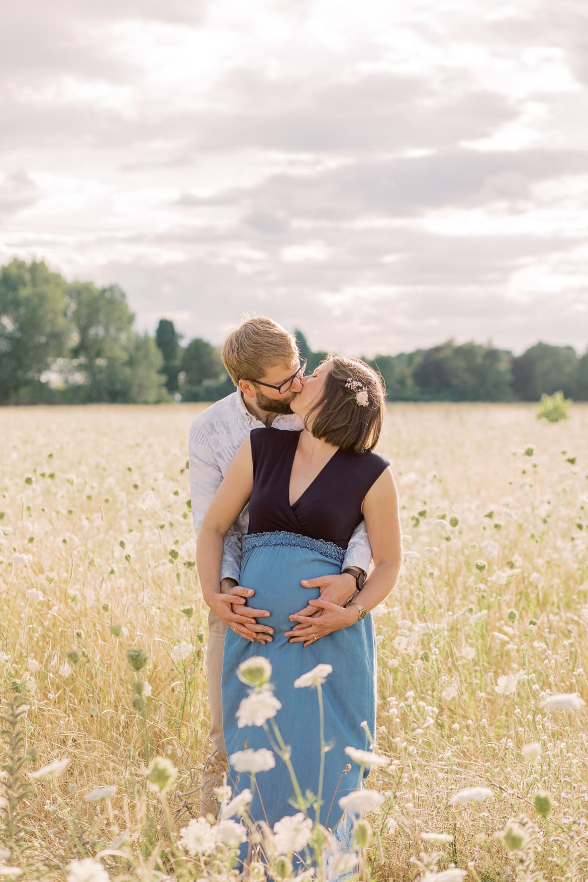 Babybauch Session zum Sonnenuntergang im Feld