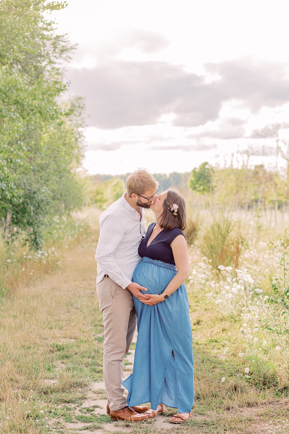 Babybauch Session zum Sonnenuntergang im Feld