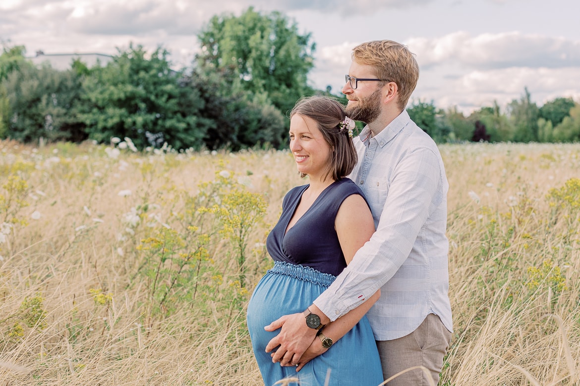 Babybauch Session zum Sonnenuntergang im Feld