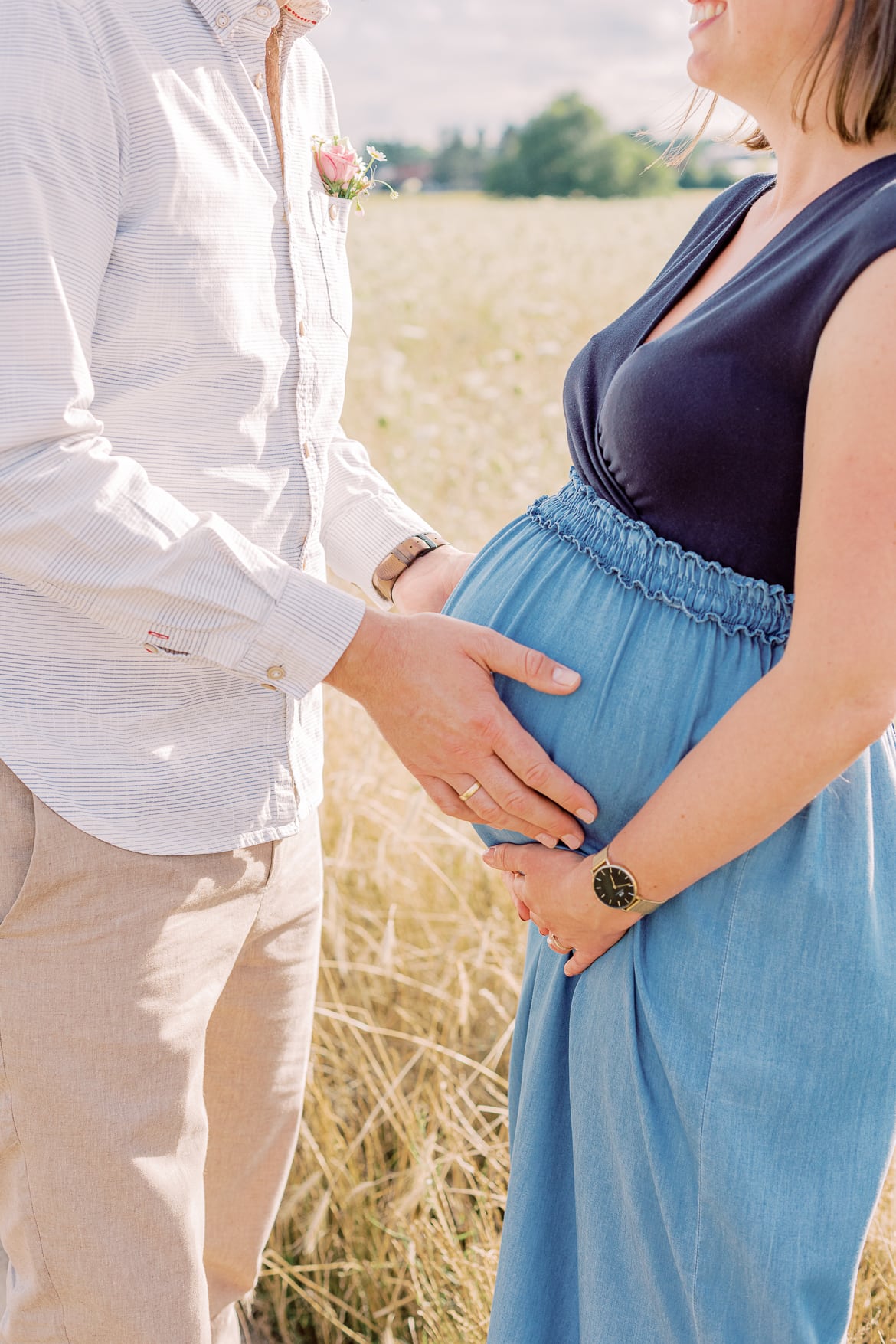 Babybauch Session zum Sonnenuntergang im Feld