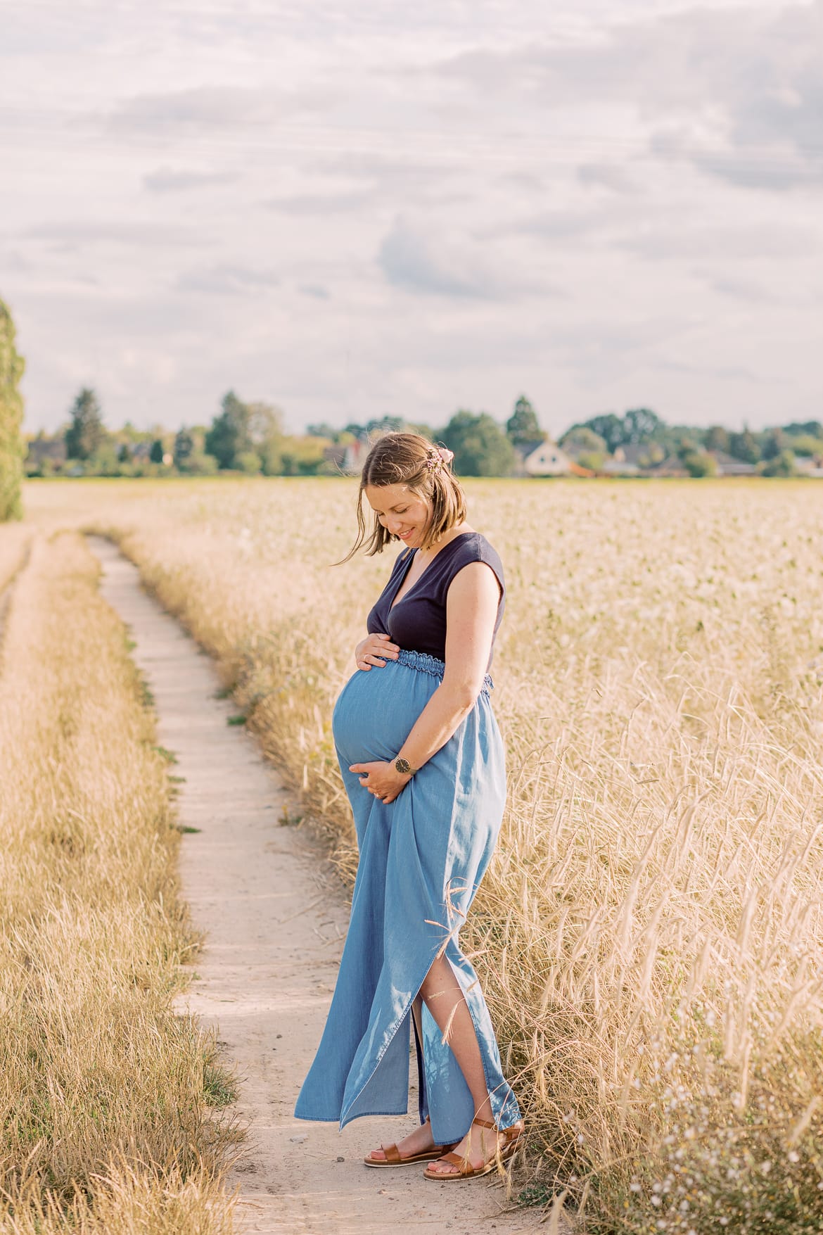 Babybauch Session zum Sonnenuntergang im Feld