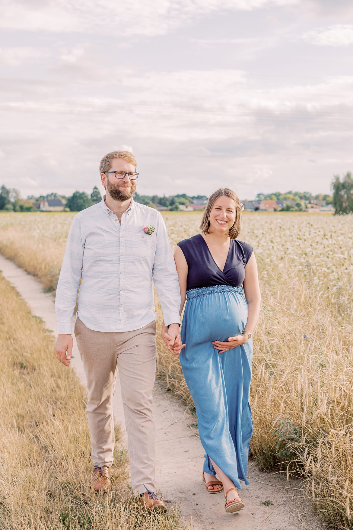 Babybauch Session zum Sonnenuntergang im Feld