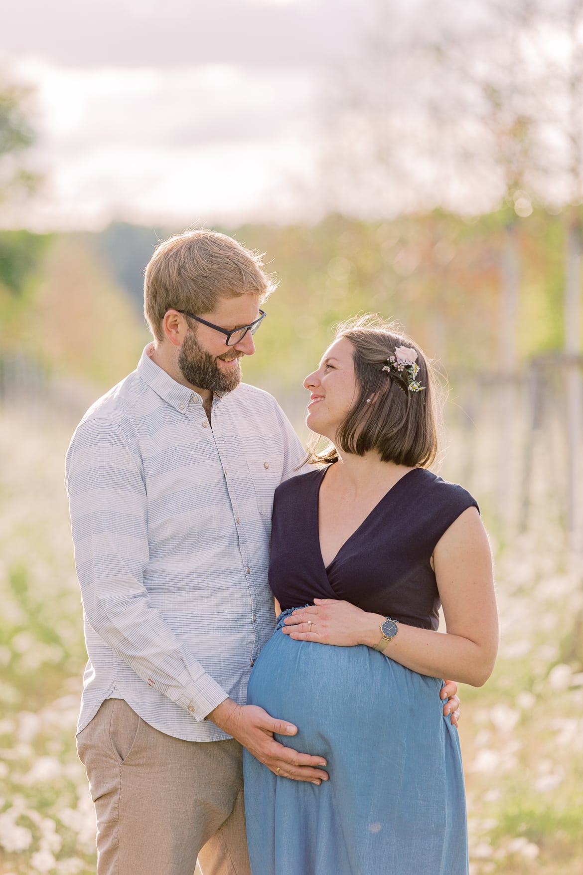 Babybauch Session zum Sonnenuntergang im Feld