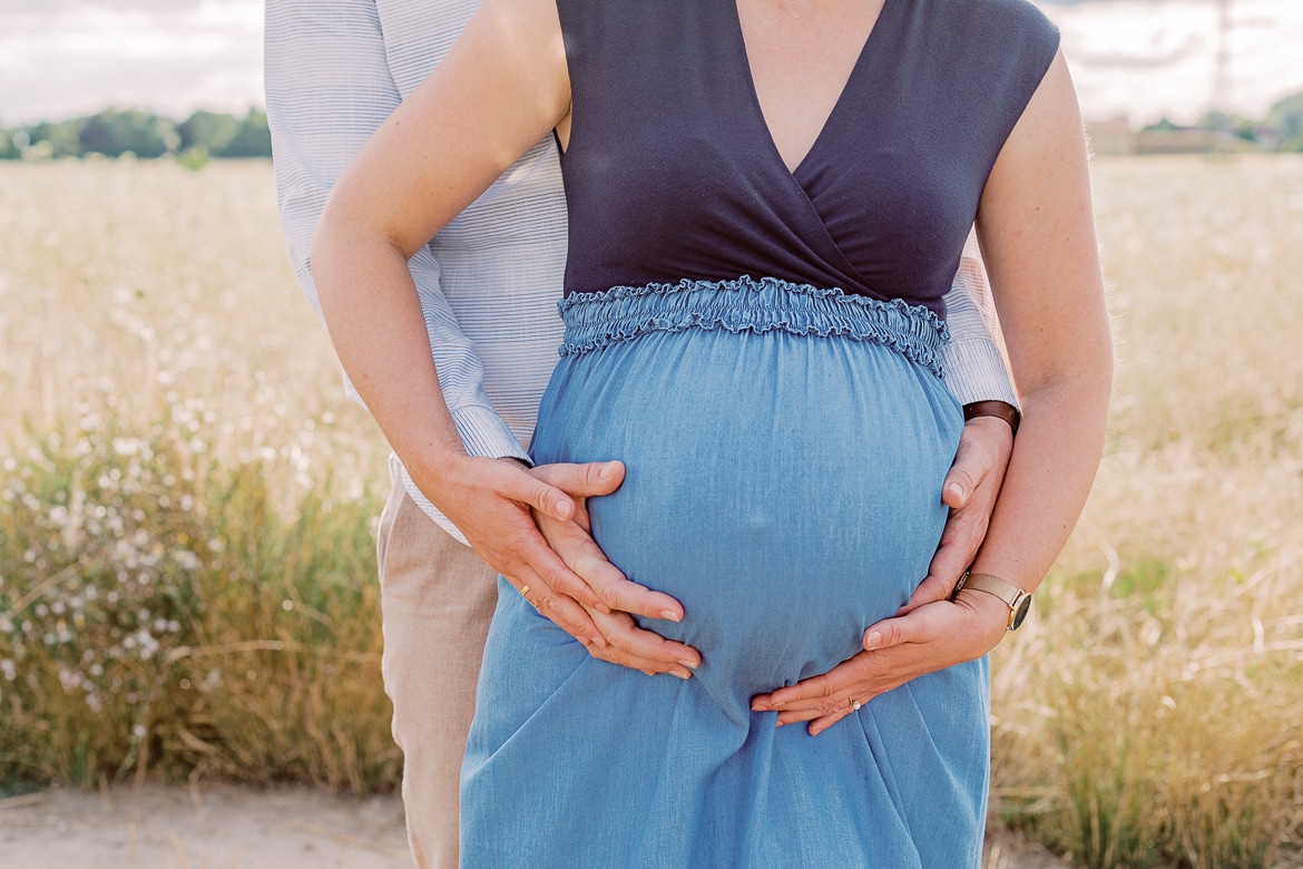 Babybauch Session zum Sonnenuntergang im Feld