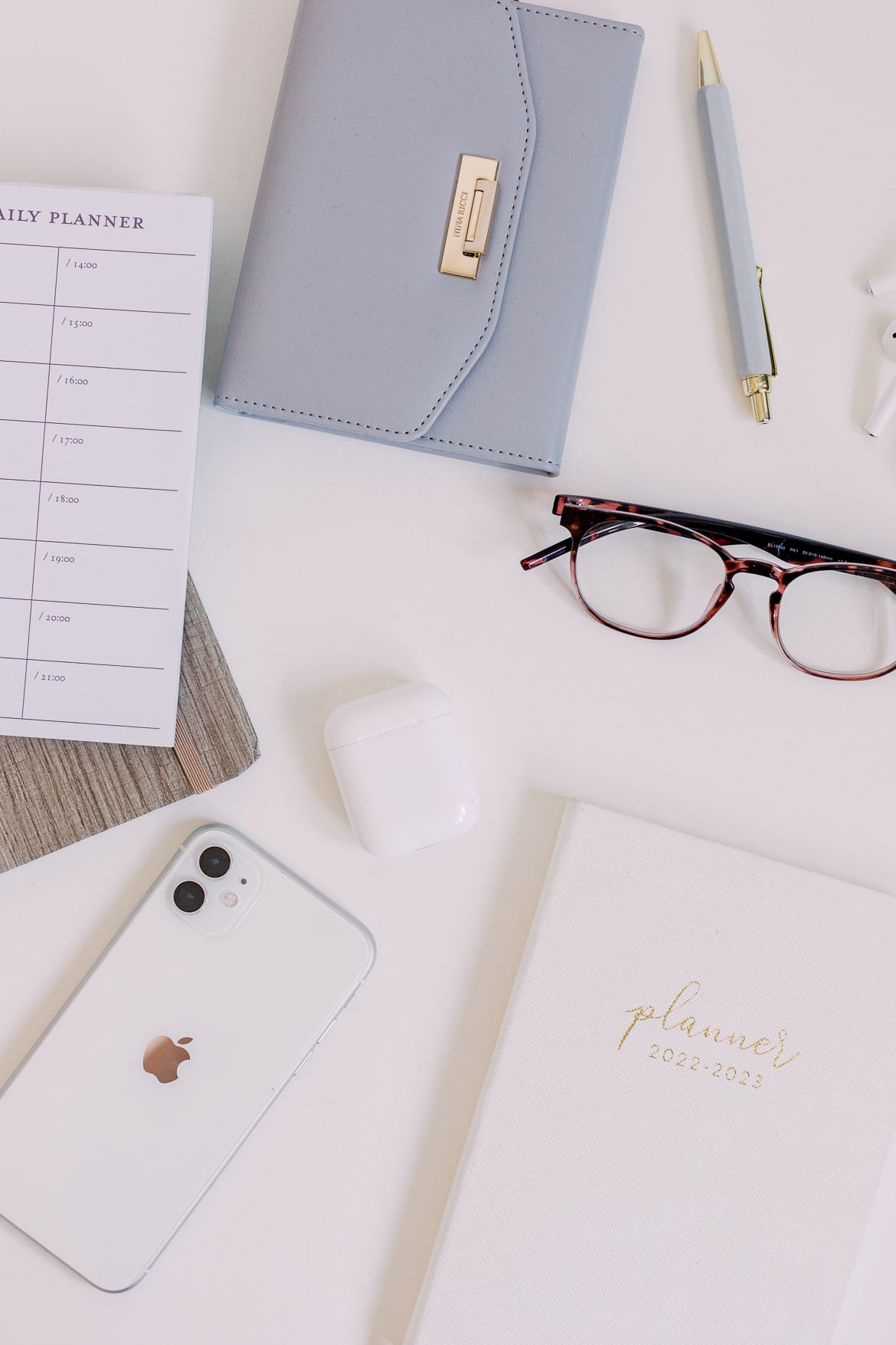 Ein Flatlay von Büro Utensilien