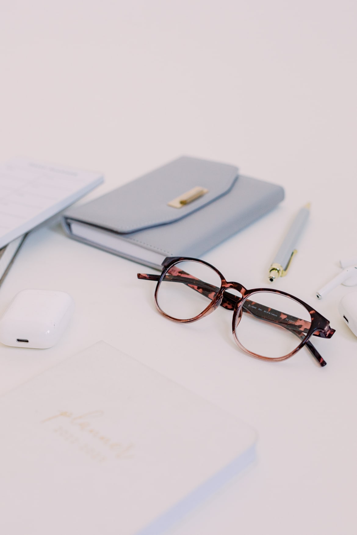 Ein Flatlay mit einer Brille