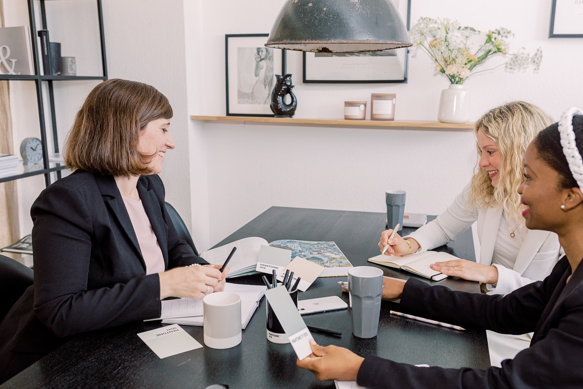 Ein Meeting mit drei Frauen an einem Tisch