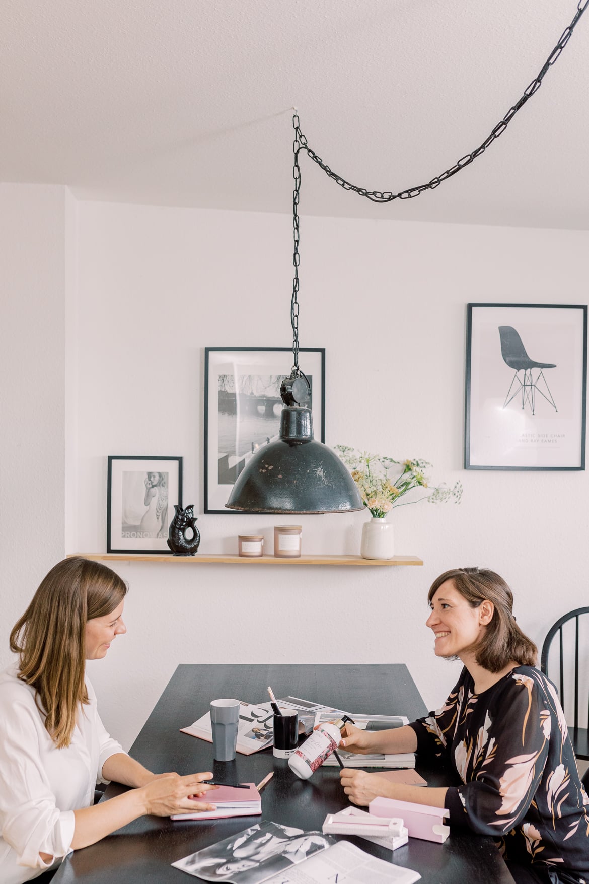 Zwei Frauen in einem Meeting an einem Tisch