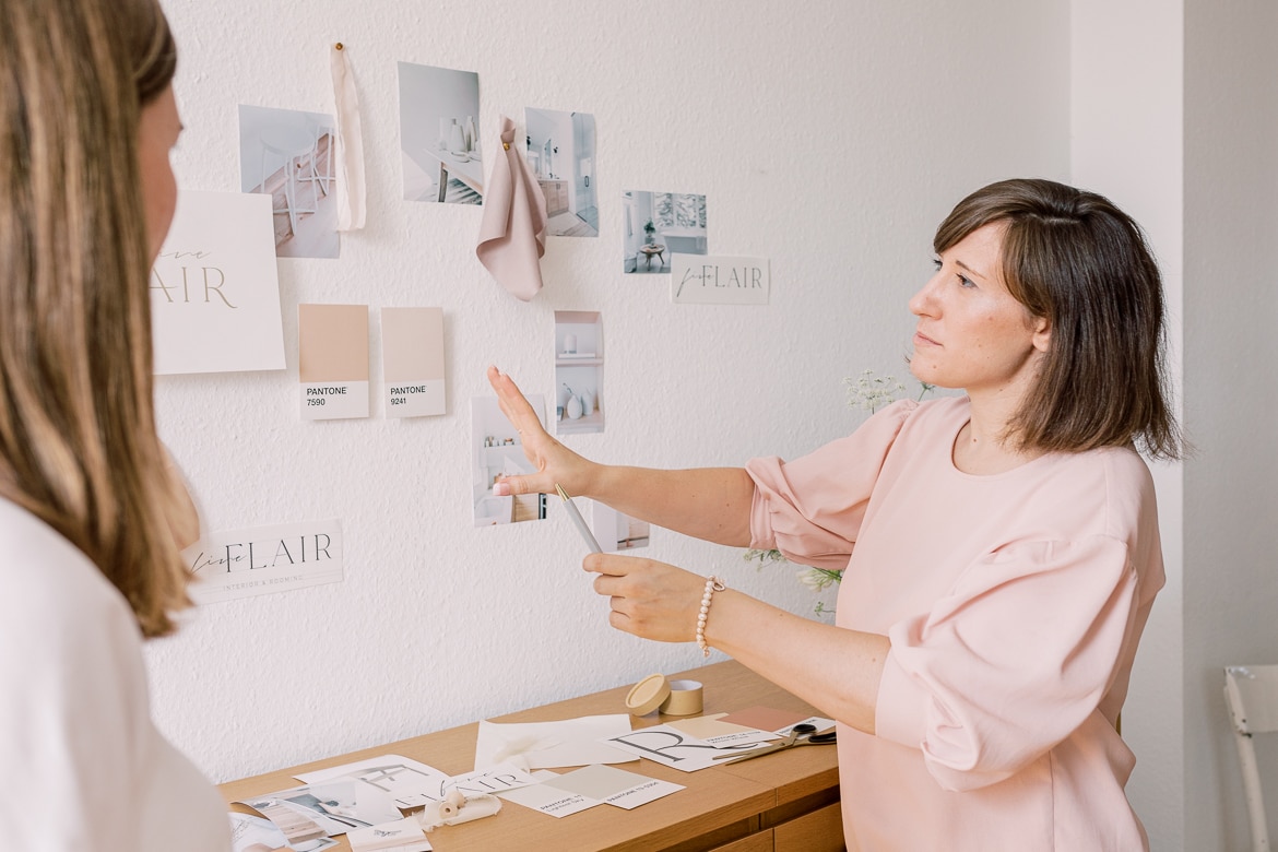 Eine Frau zeigt etwas an einem Inspirationsboard