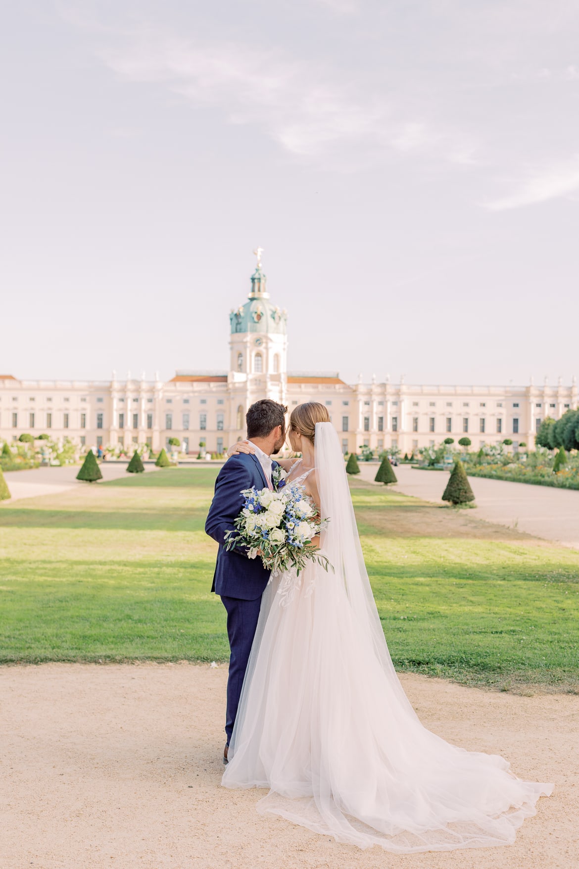 Brautpaar schaut auf ein Schloss