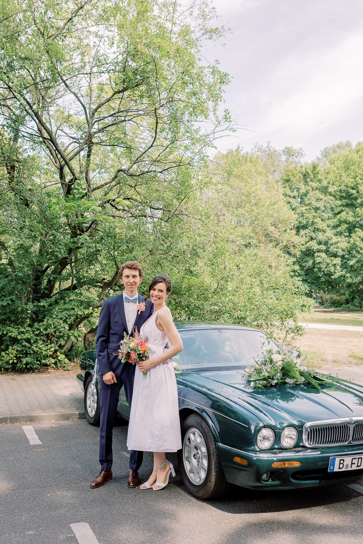 Brautpaar mit Oldtimer beim Treptower Park